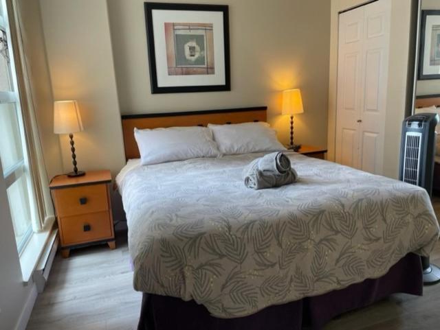 1bd+den Condo, With Free Parking In Downtown! * Vancouver