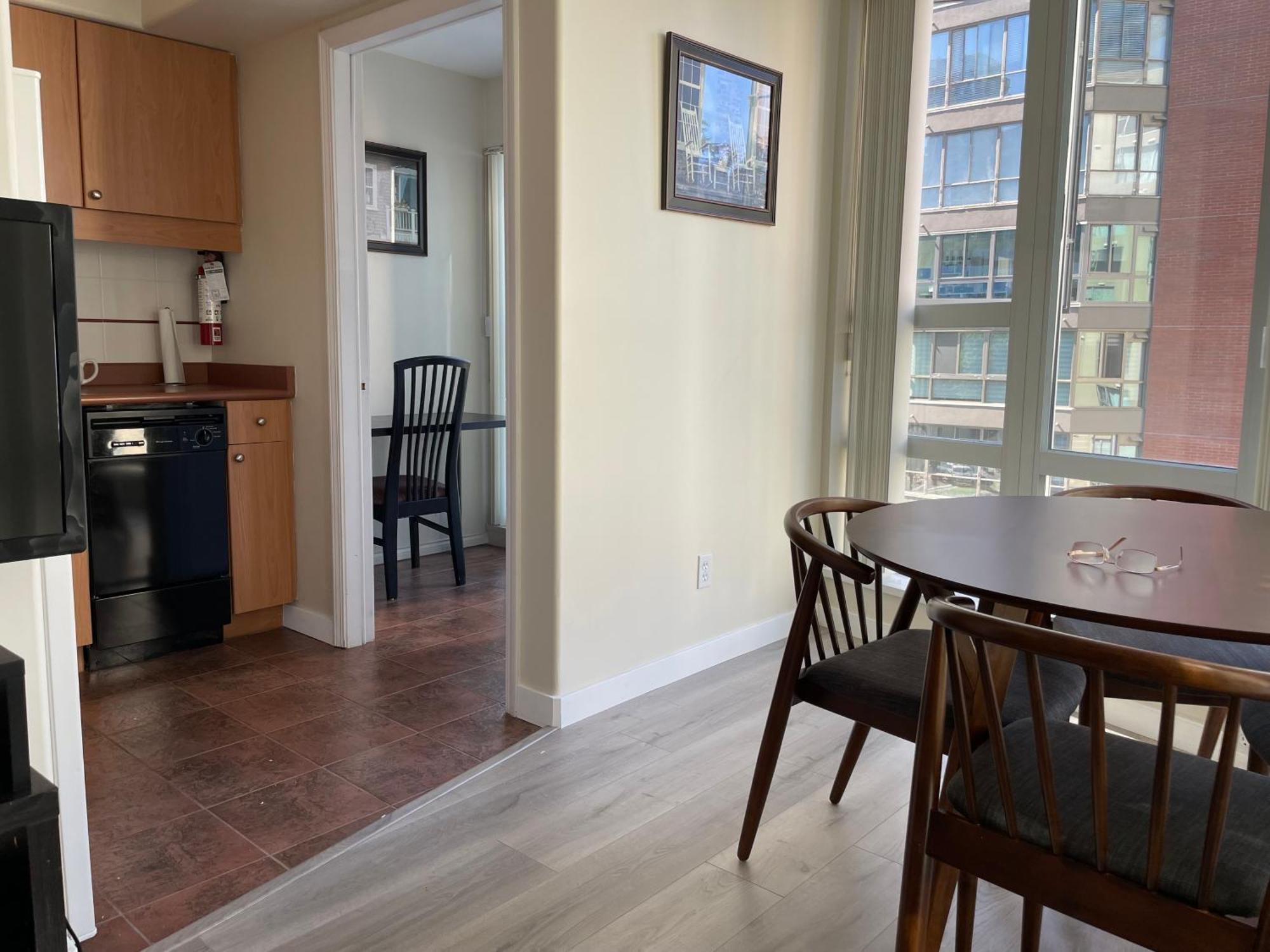 Apartment 1bd+den Condo, With Free Parking In Downtown! *