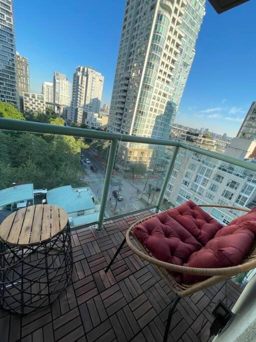 Luxury 2-bedroom Side Yaletown Apartment *