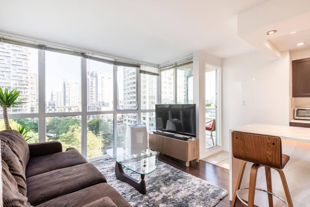 Luxury 2-bedroom Side Yaletown Apartment *