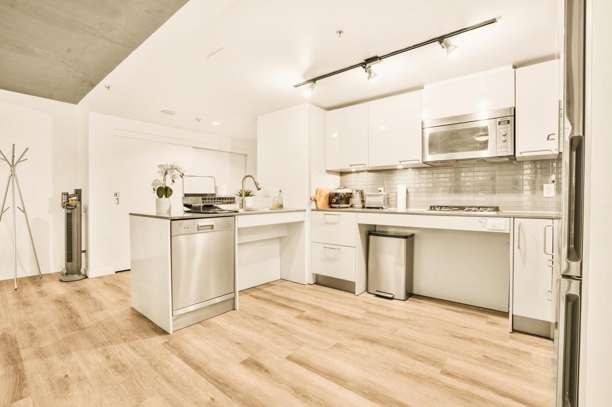 Urban Chic: Sleek 2br In Heart Of Apartment *
