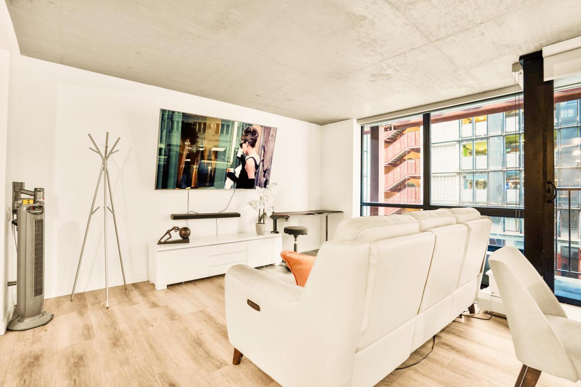 Urban Chic: Sleek 2br In Heart Of * Vancouver