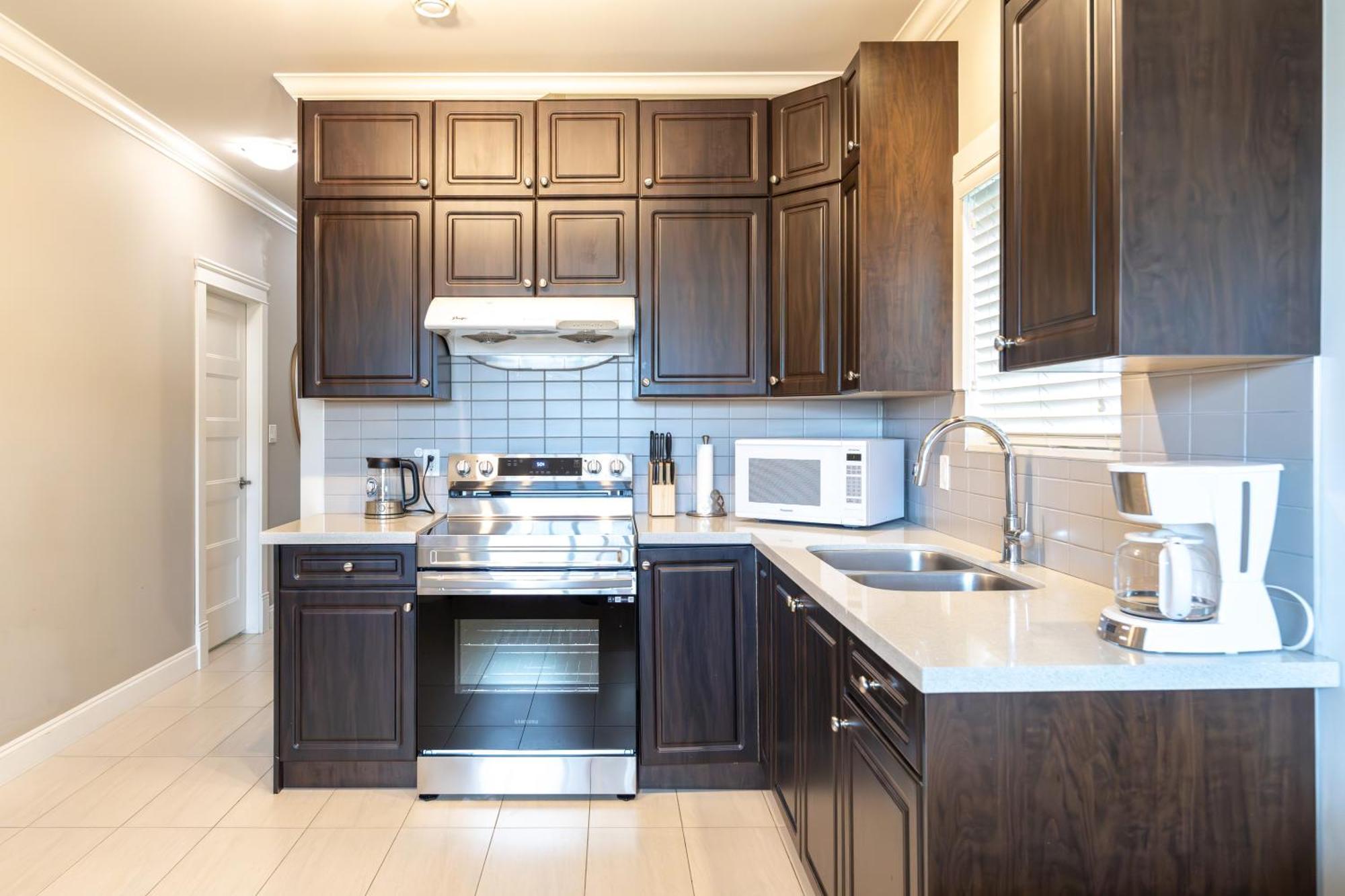 Rare Find Exquisitely New Quiet & Safe Skytrain * Vancouver