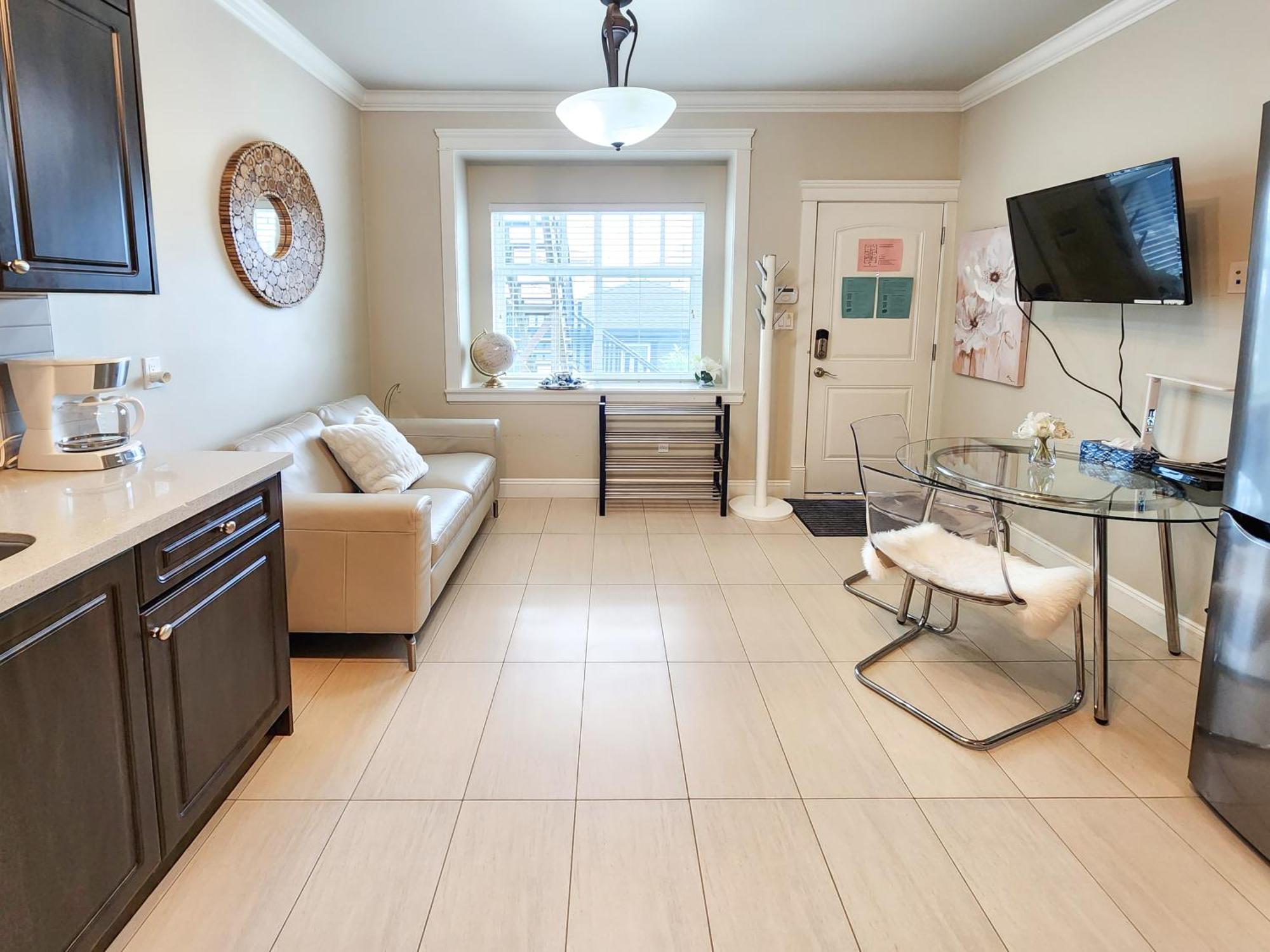 Rare Find Exquisitely New Quiet & Safe Skytrain Gasthof Vancouver