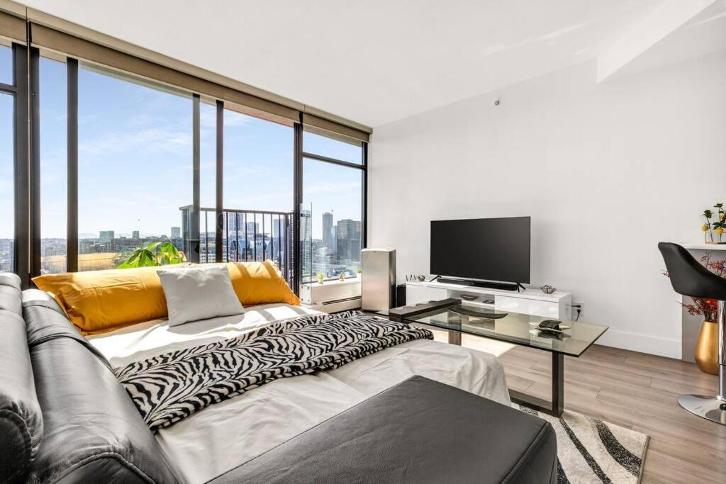 Luxury With Views! Apartment