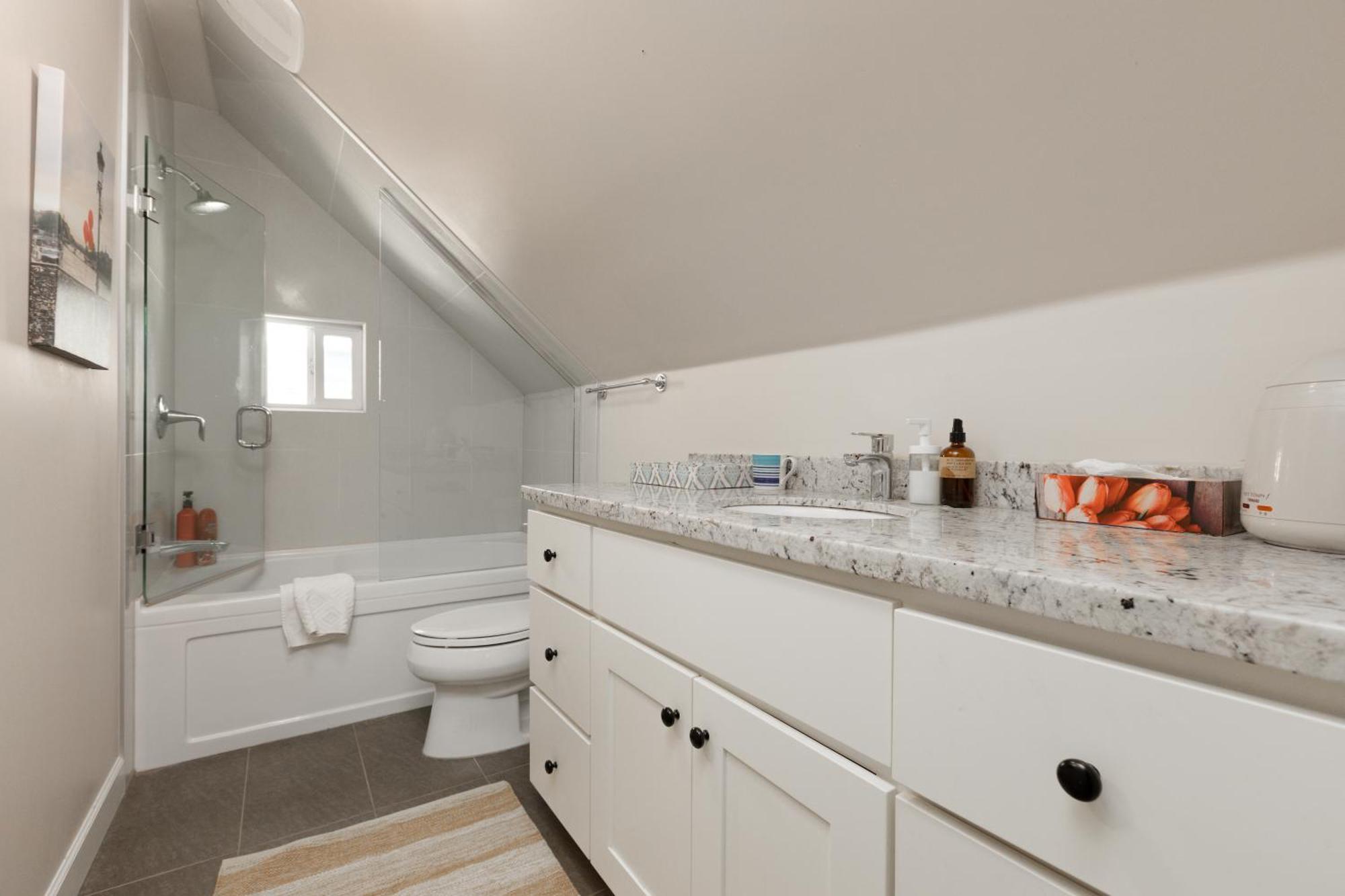 Charming 2-bd In Heart Of * Vancouver