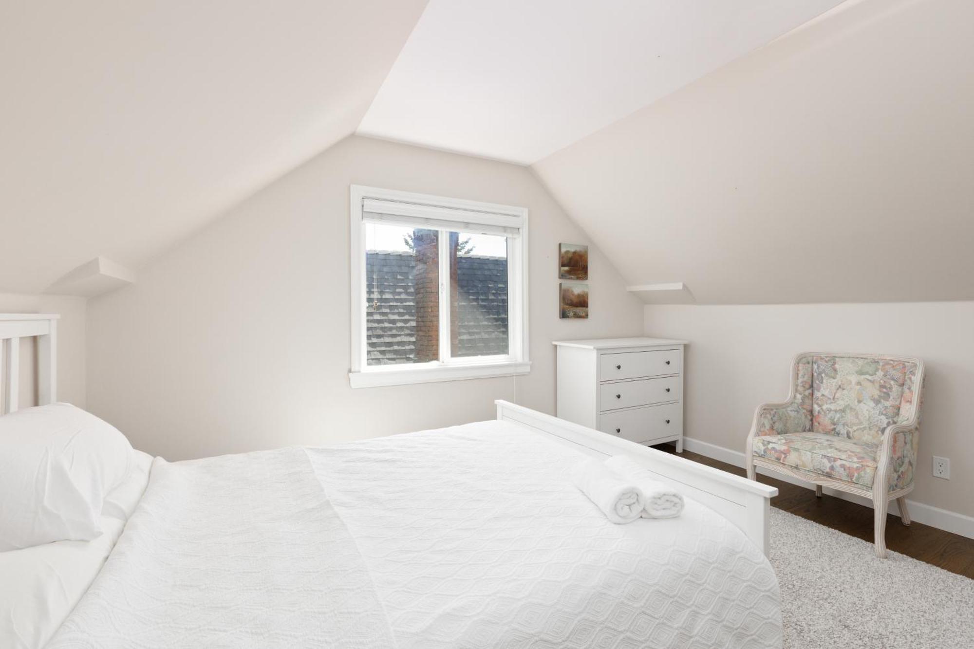 Homestay Charming 2-bd In Heart Of *