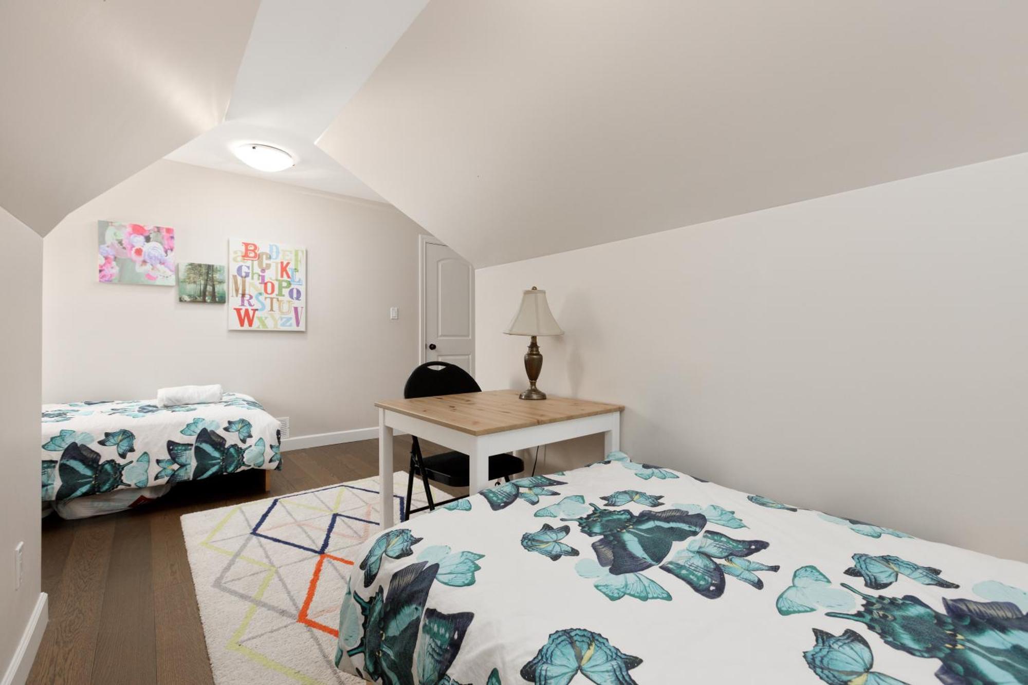 Homestay Charming 2-bd In Heart Of Vancouver