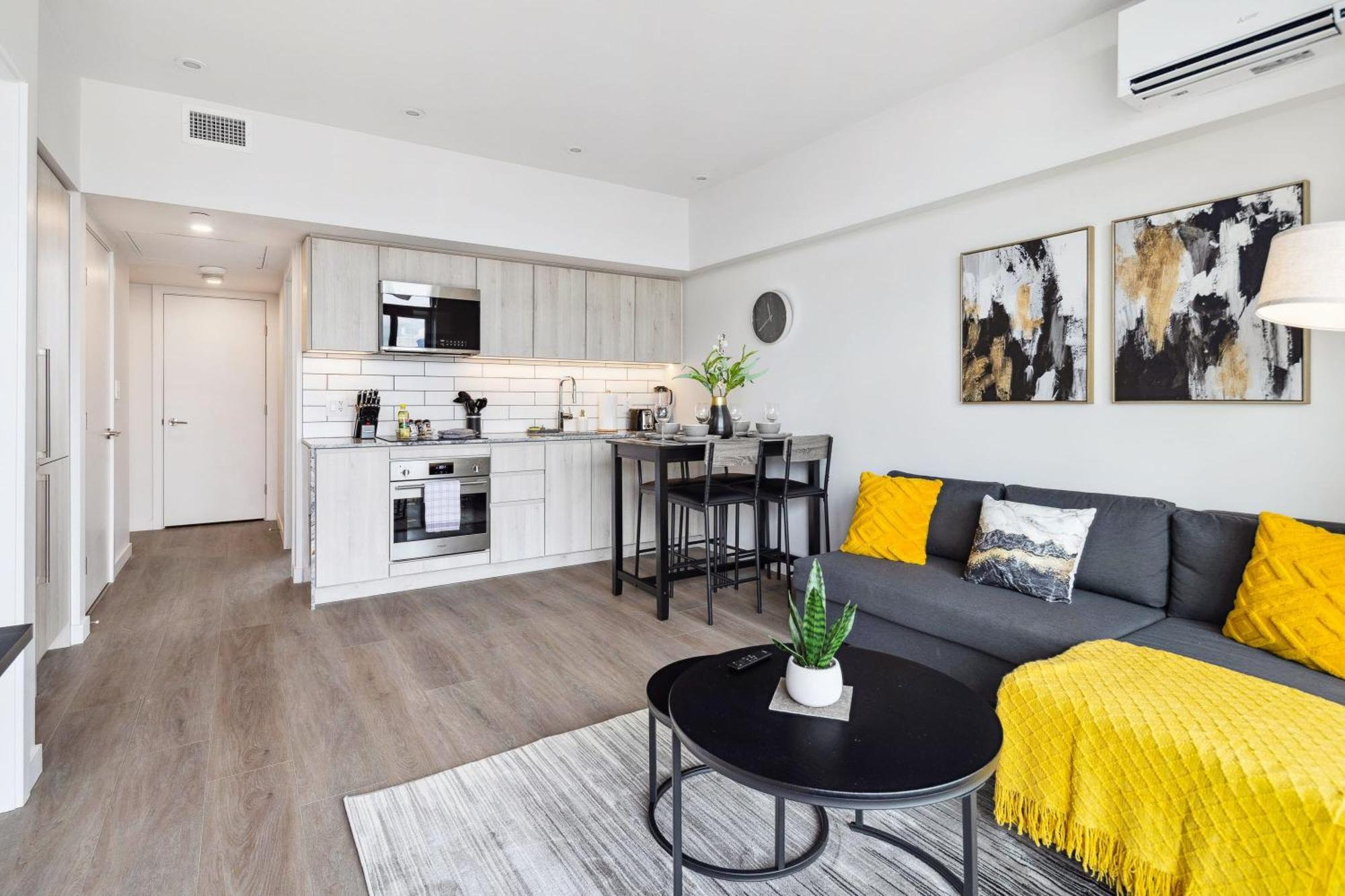 Apartment Brand New In Downtown *