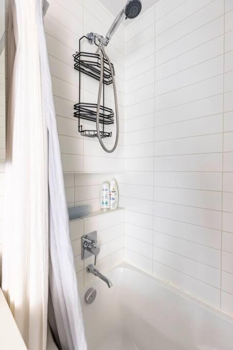 Cozy 1br With Ac, Chinatown, Rogers Arena, Seawall Apartment *