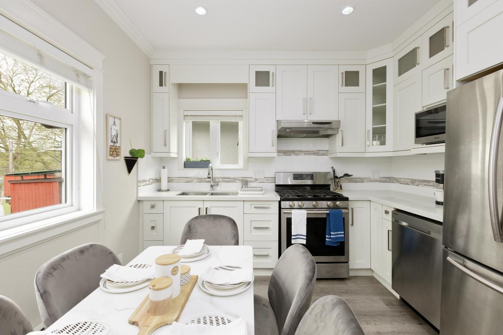 Charming Retreat Near Downtown- Cozy Oasis On Nanaimo St Guest house