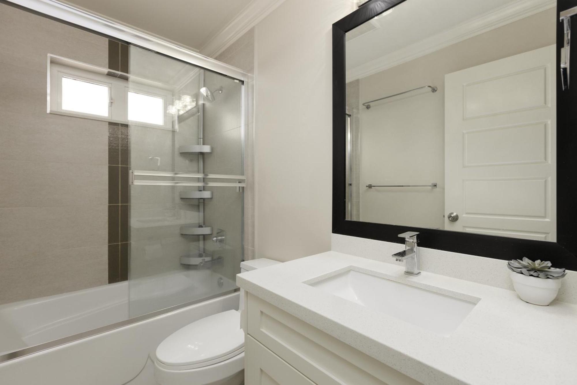 Charming Retreat Near Downtown- Cozy Oasis On Nanaimo St Guest house
