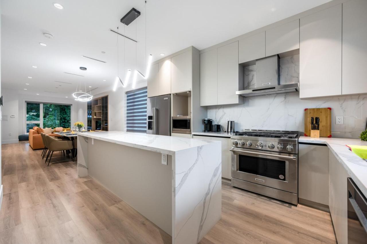 Stylish Retreat In Van's Prime Location