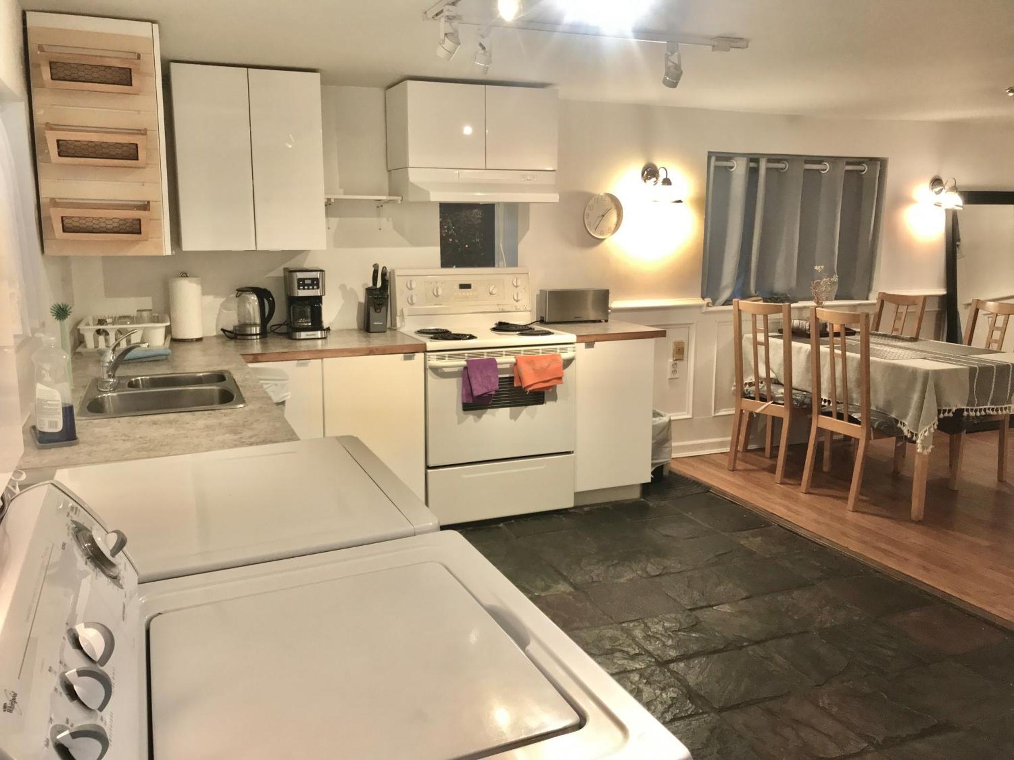 Heart Of Kitsilano Area,5 Mins Walk To Kits Beach,no Share With Other People Gasthof