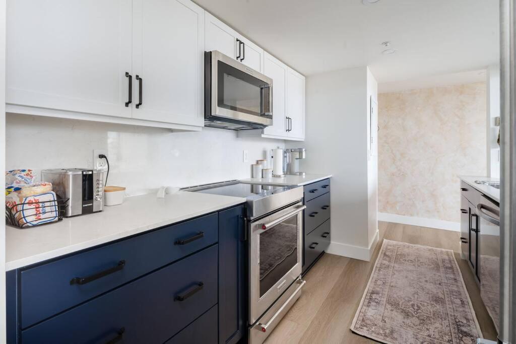 Luxury 2 Bed 2 Bath Downtown With Free Parking