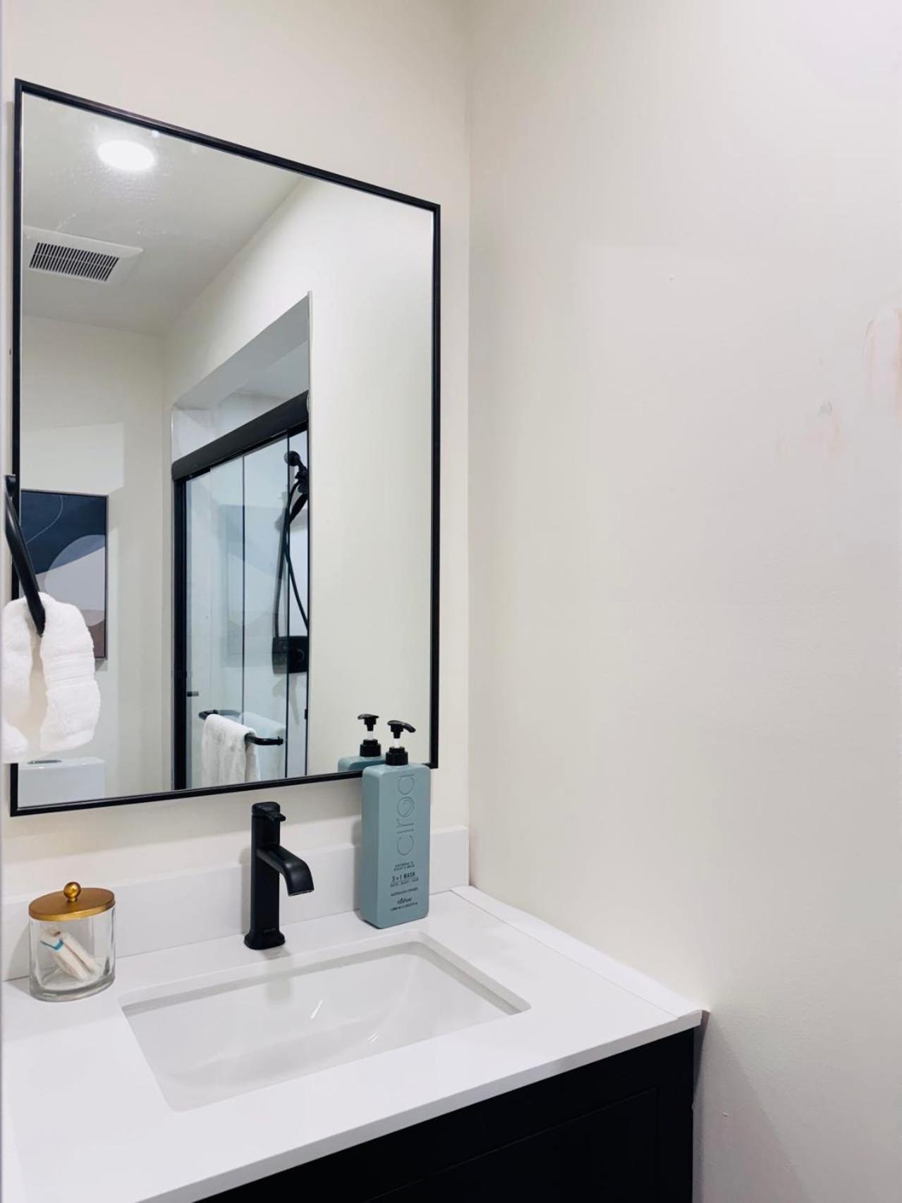 Guest house Deluxe King Bedroom Private Bath In West
