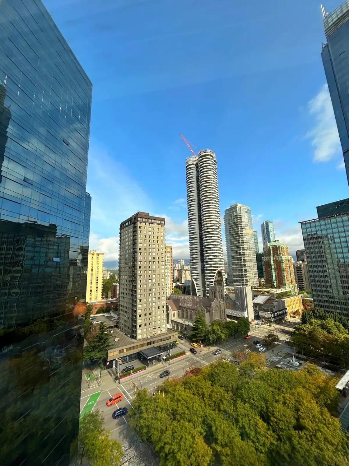 Apartment Retreat With Views In The Heart Of Downtown