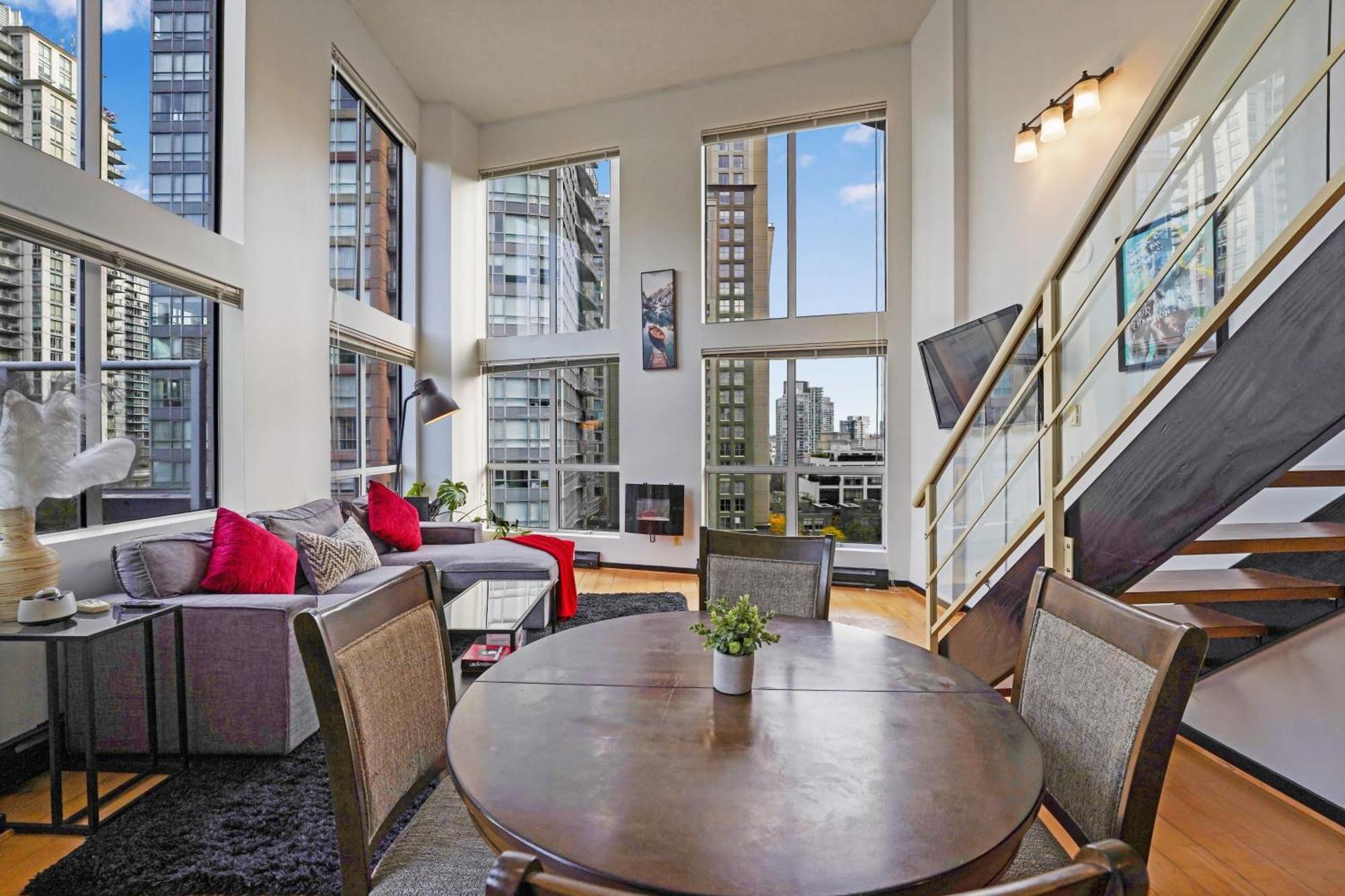 Stunning Loft In Yaletown With Panoramic City Views Apartment *