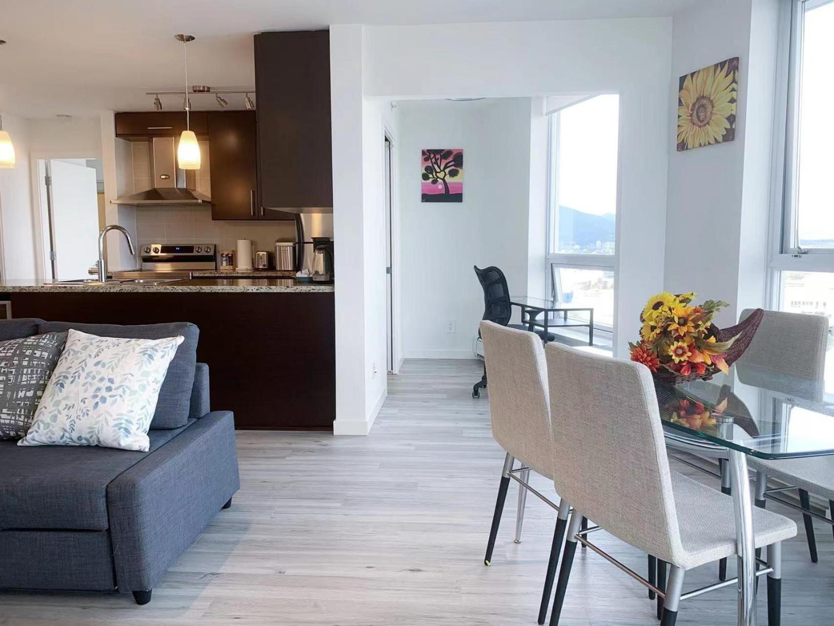 Apartment Downtown 3br 2ba Views Skytrain Free Parking *