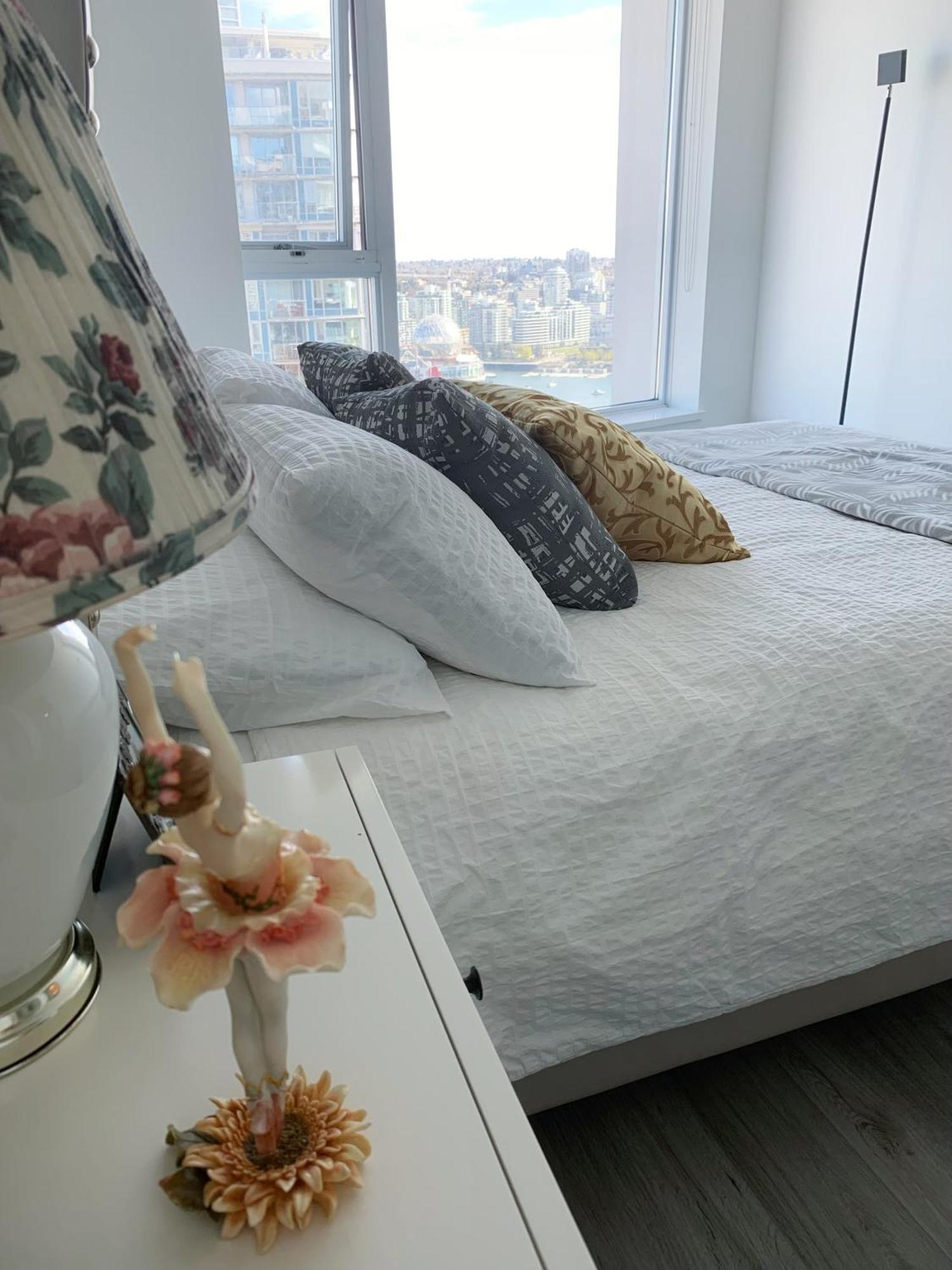 Downtown 3br 2ba Views Skytrain Free Parking Apartment *