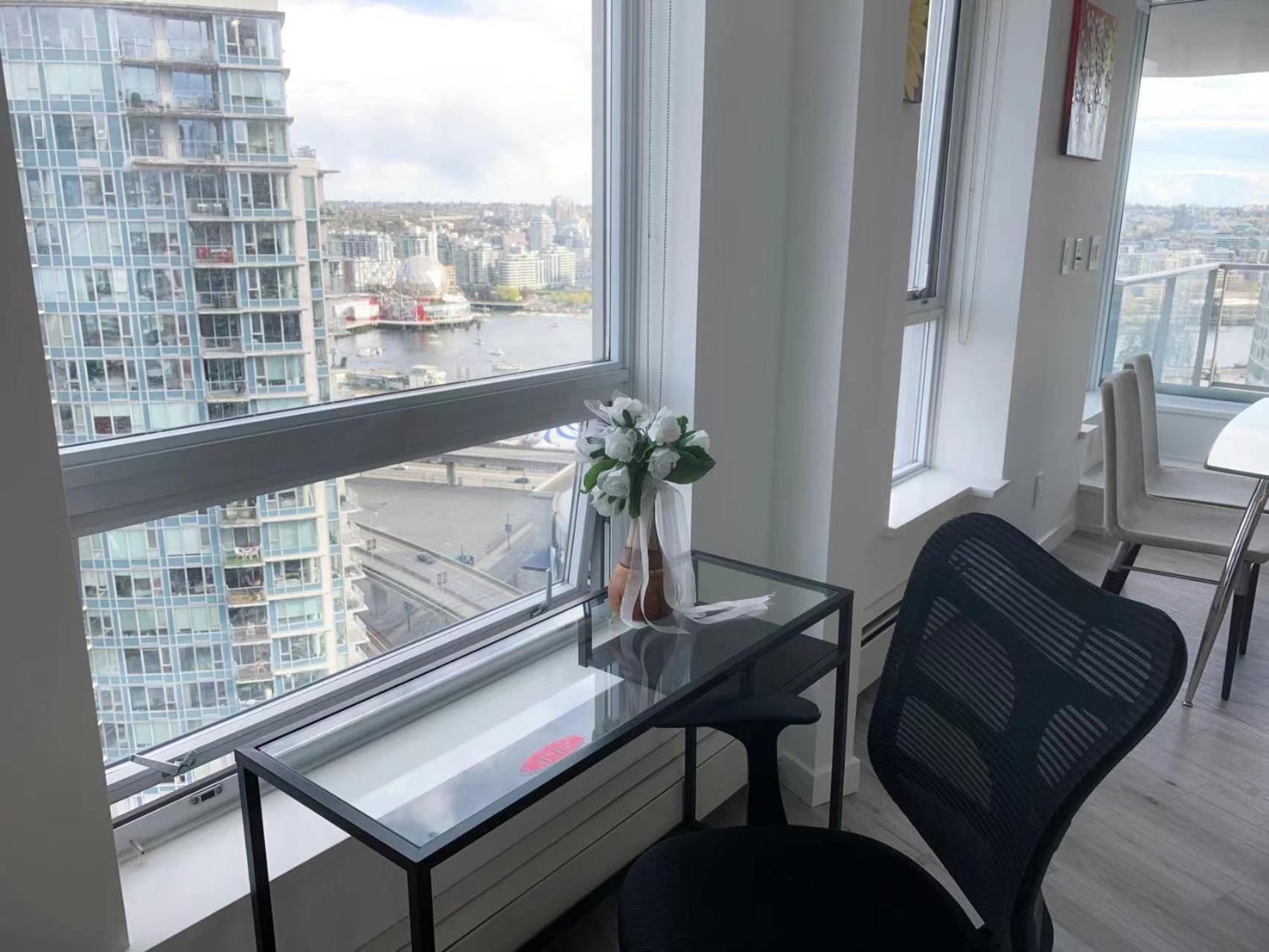 Apartment Downtown 3br 2ba Views Skytrain Free Parking *