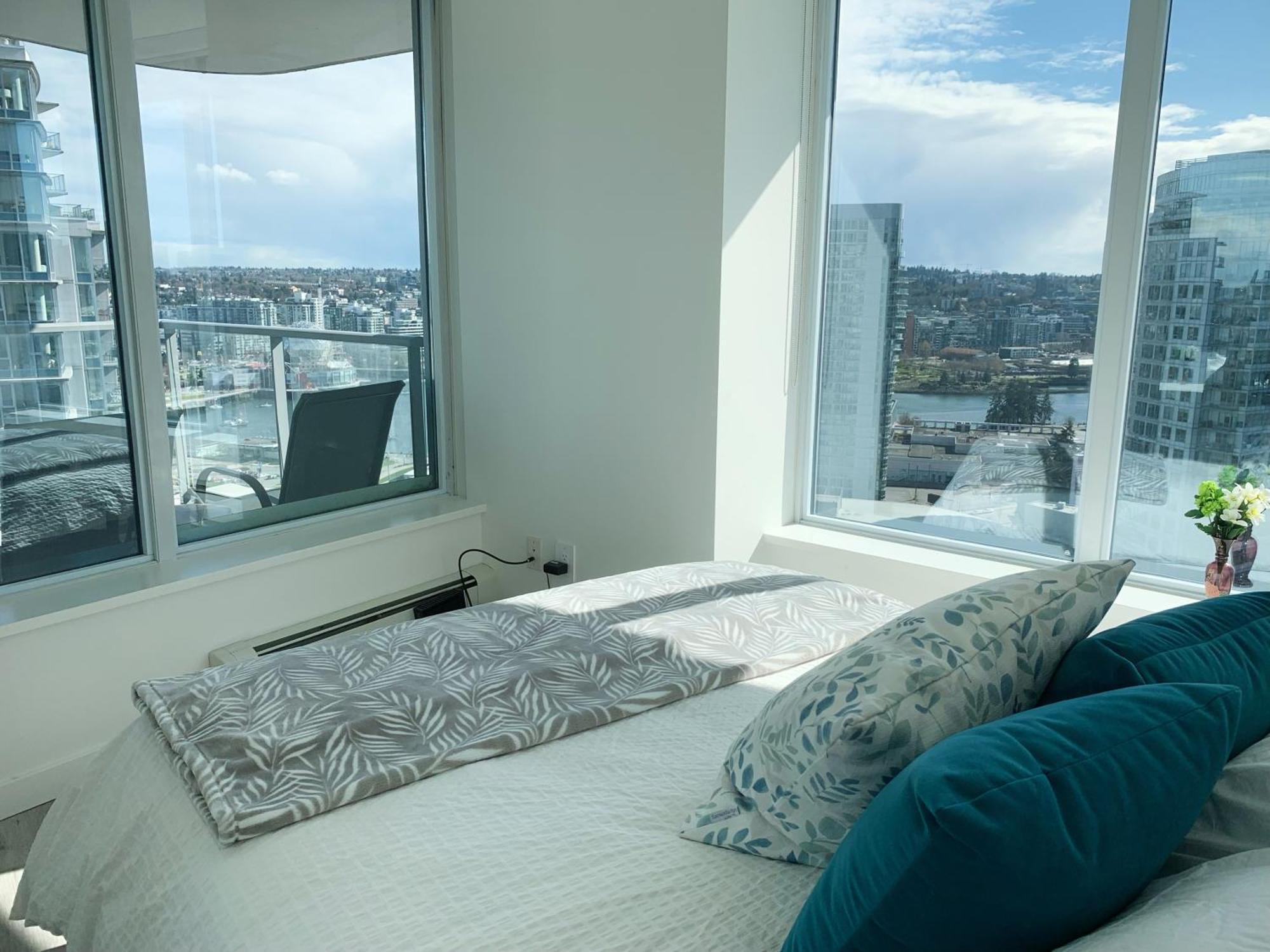 Apartment Downtown 3br 2ba Views Skytrain Free Parking Vancouver