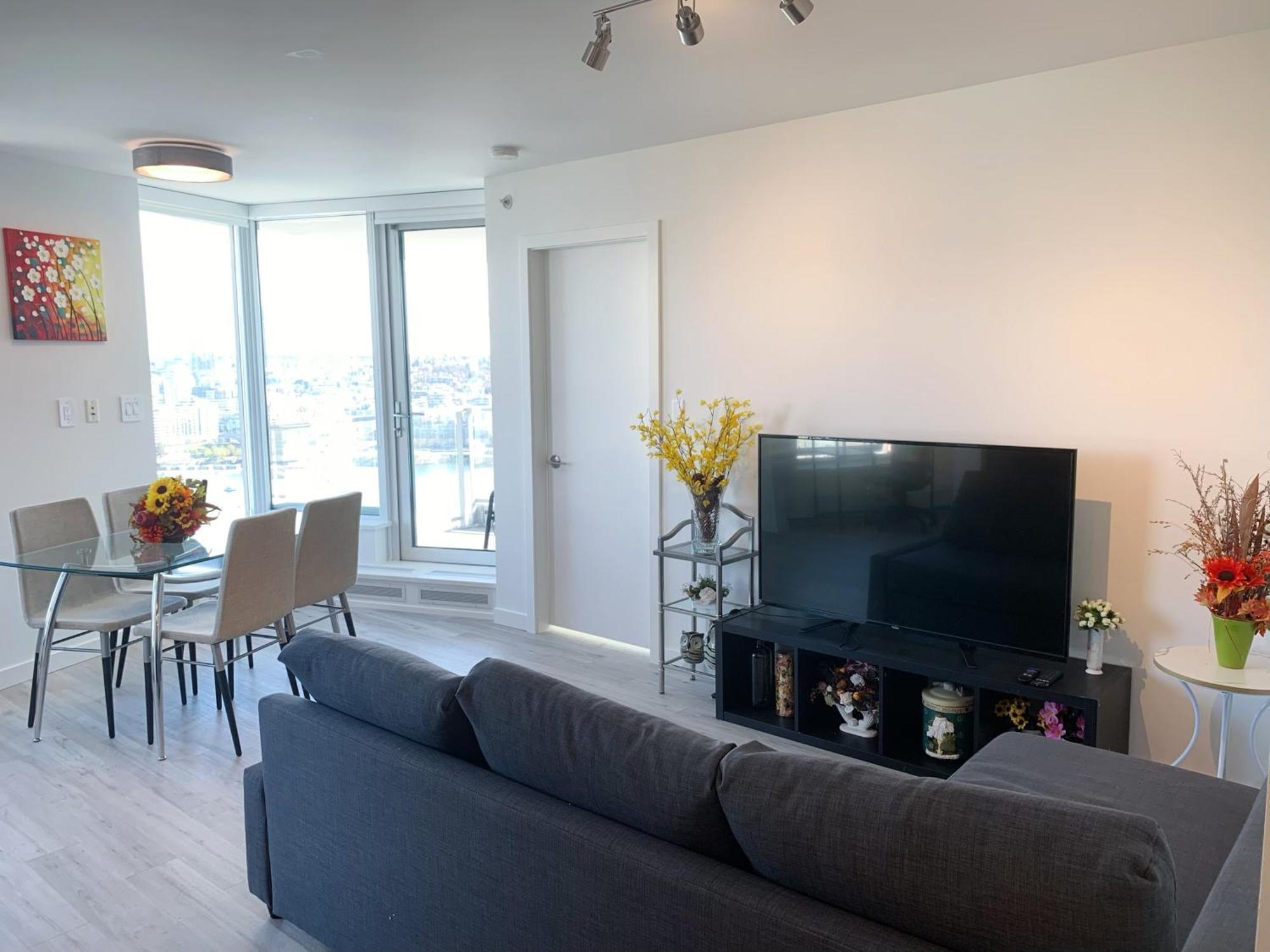 Downtown 3br 2ba Views Skytrain Free Parking Apartment *
