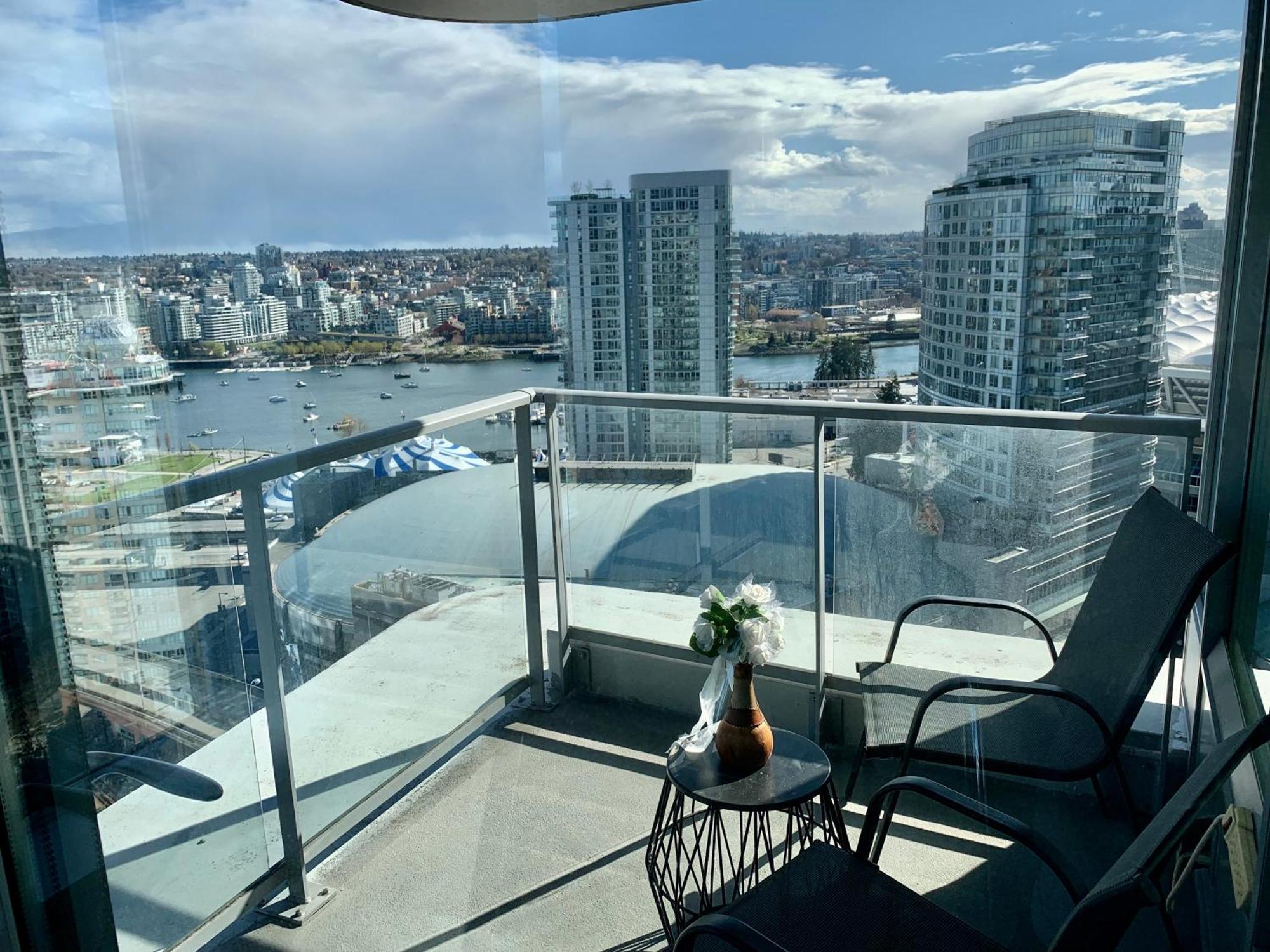 Downtown 3br 2ba Views Skytrain Free Parking Apartment