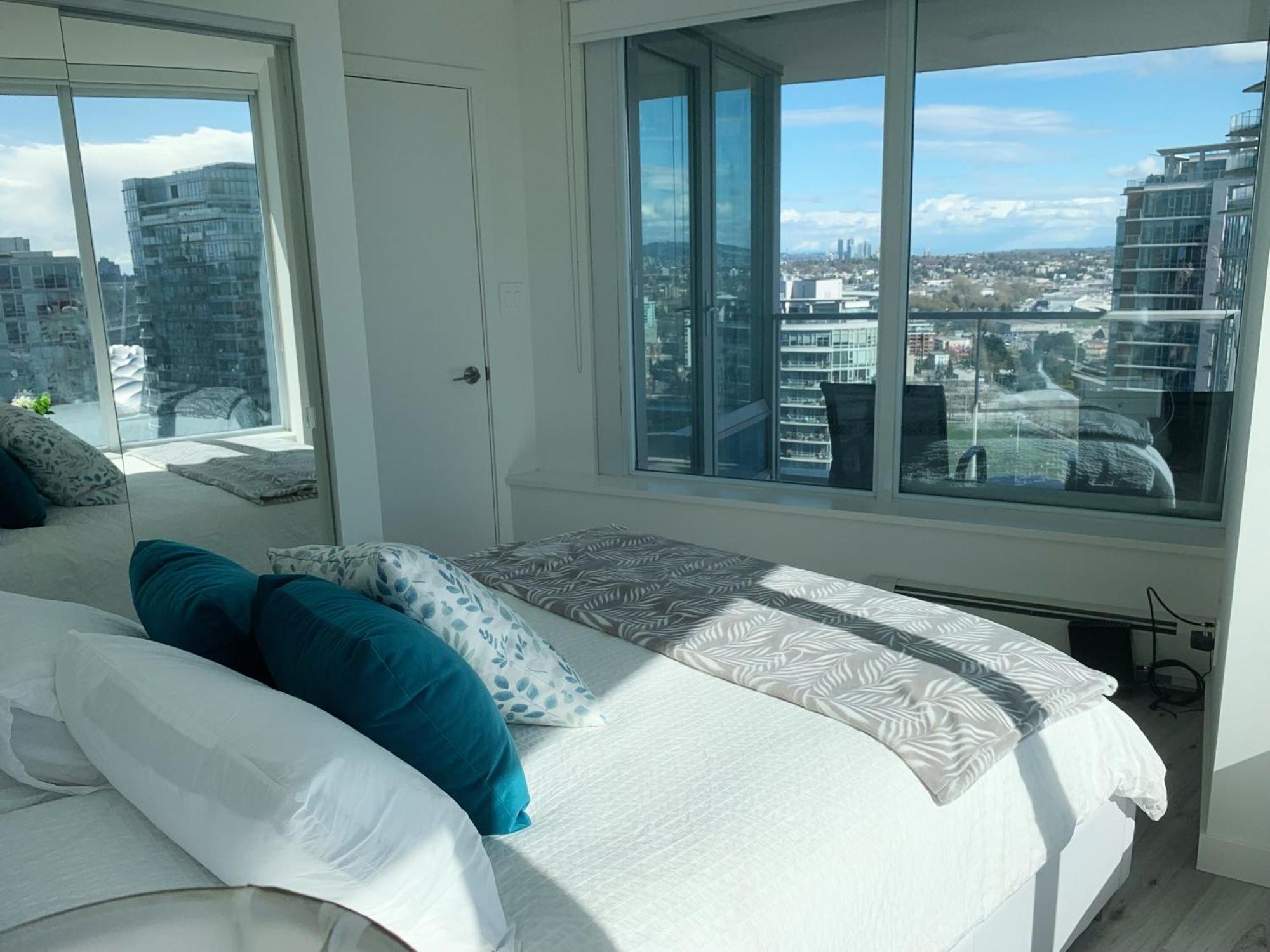 Apartment Downtown 3br 2ba Views Skytrain Free Parking