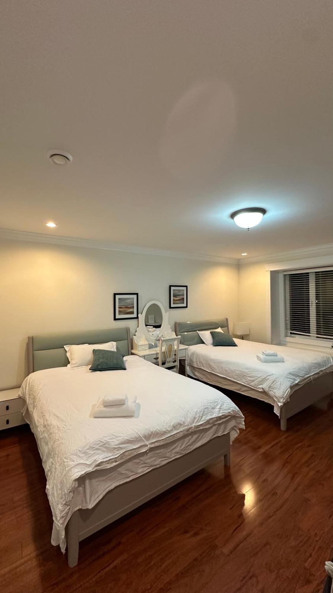 Luxurious Getaway In Vancouver-private With Attached Bathroom