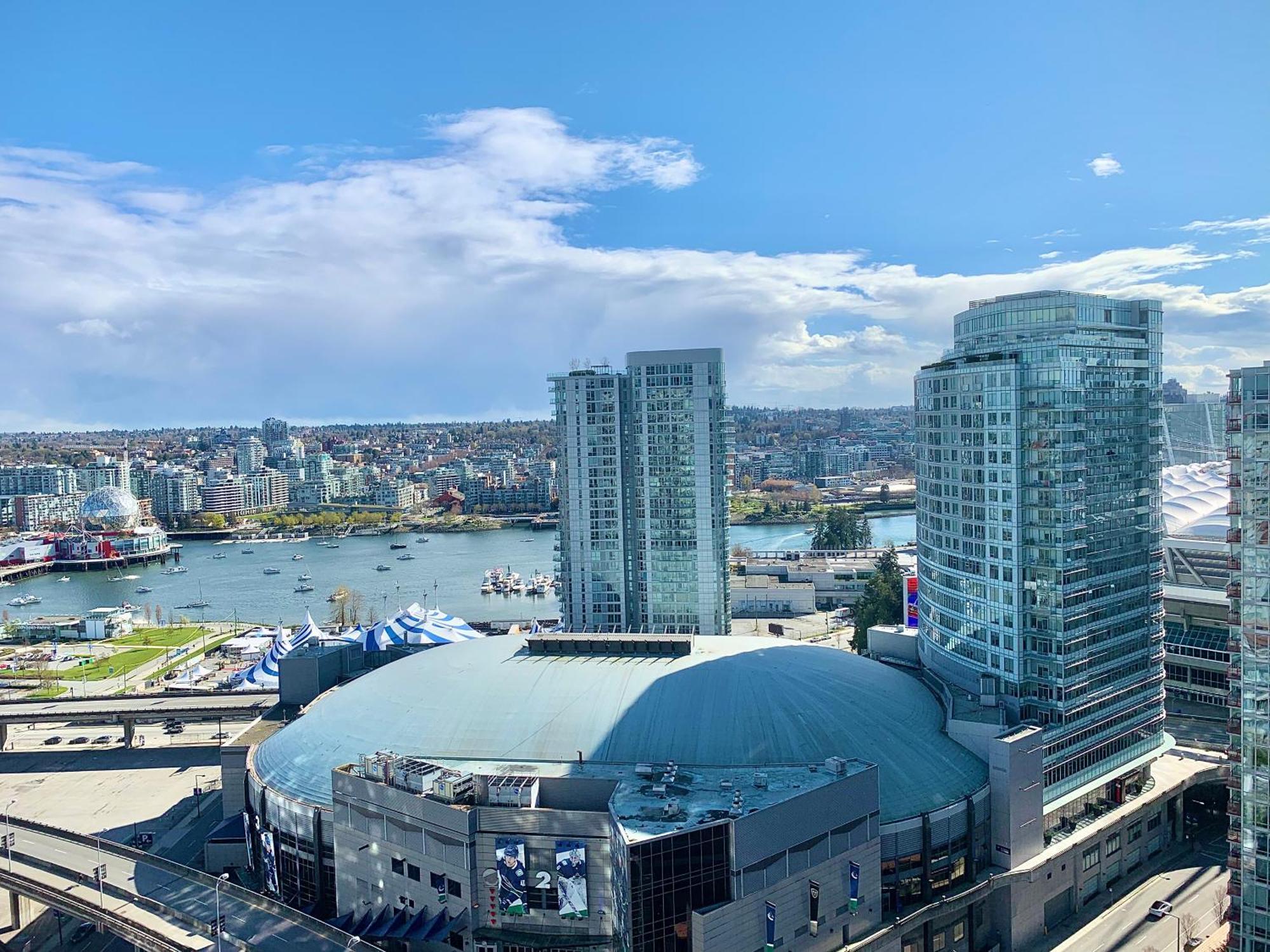 Downtown 3br 2ba Views Skytrain Free Parking *