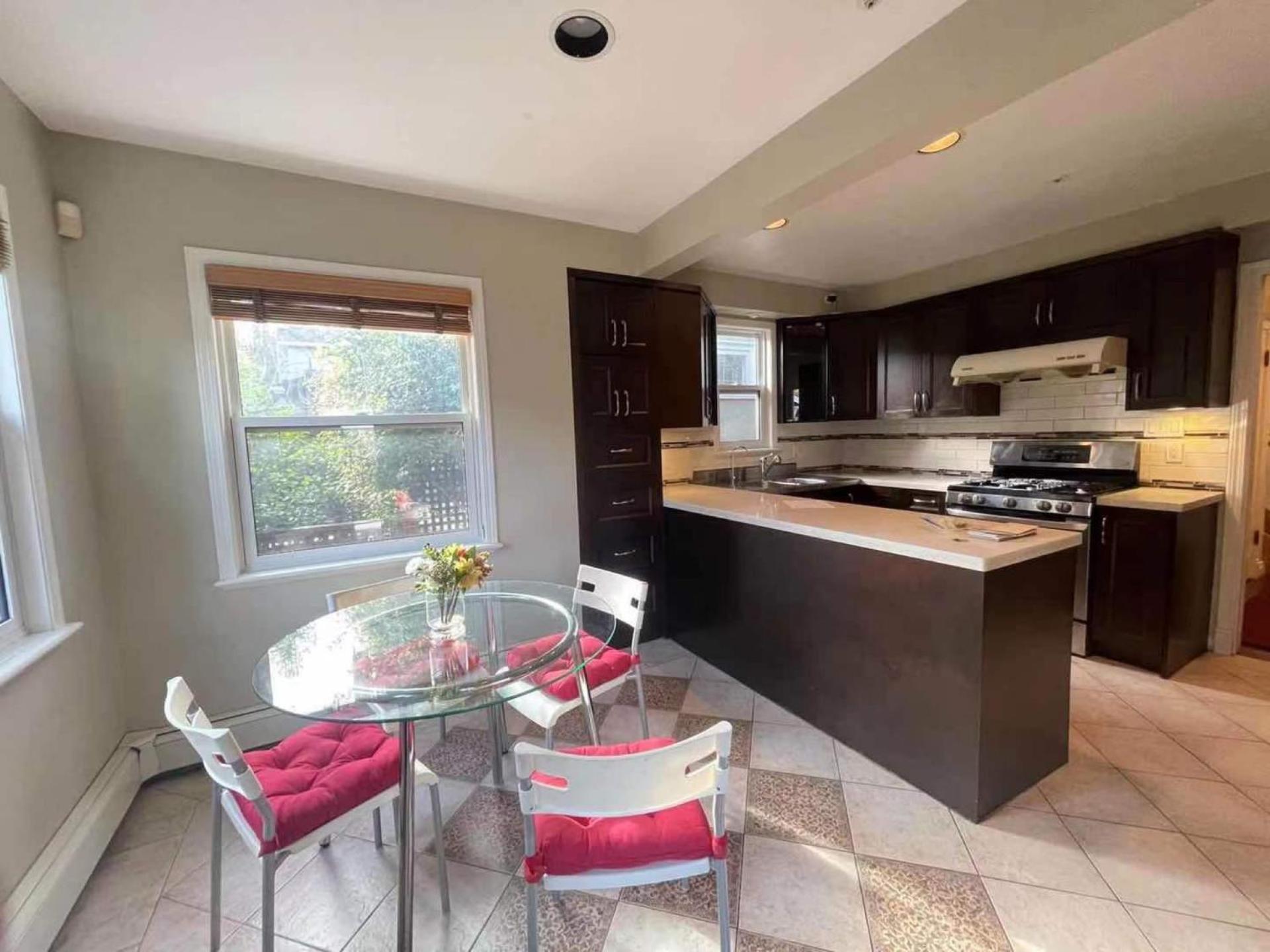 Cozy Dunbar 3 Beds W/ Views * Vancouver