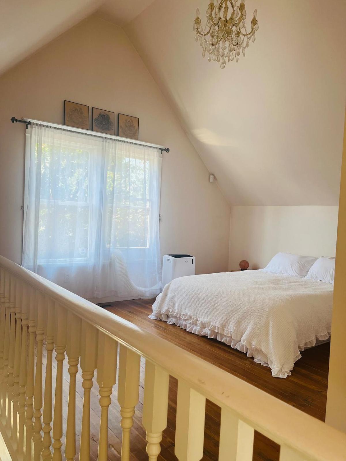 3 Level, Near Downtown! Villa