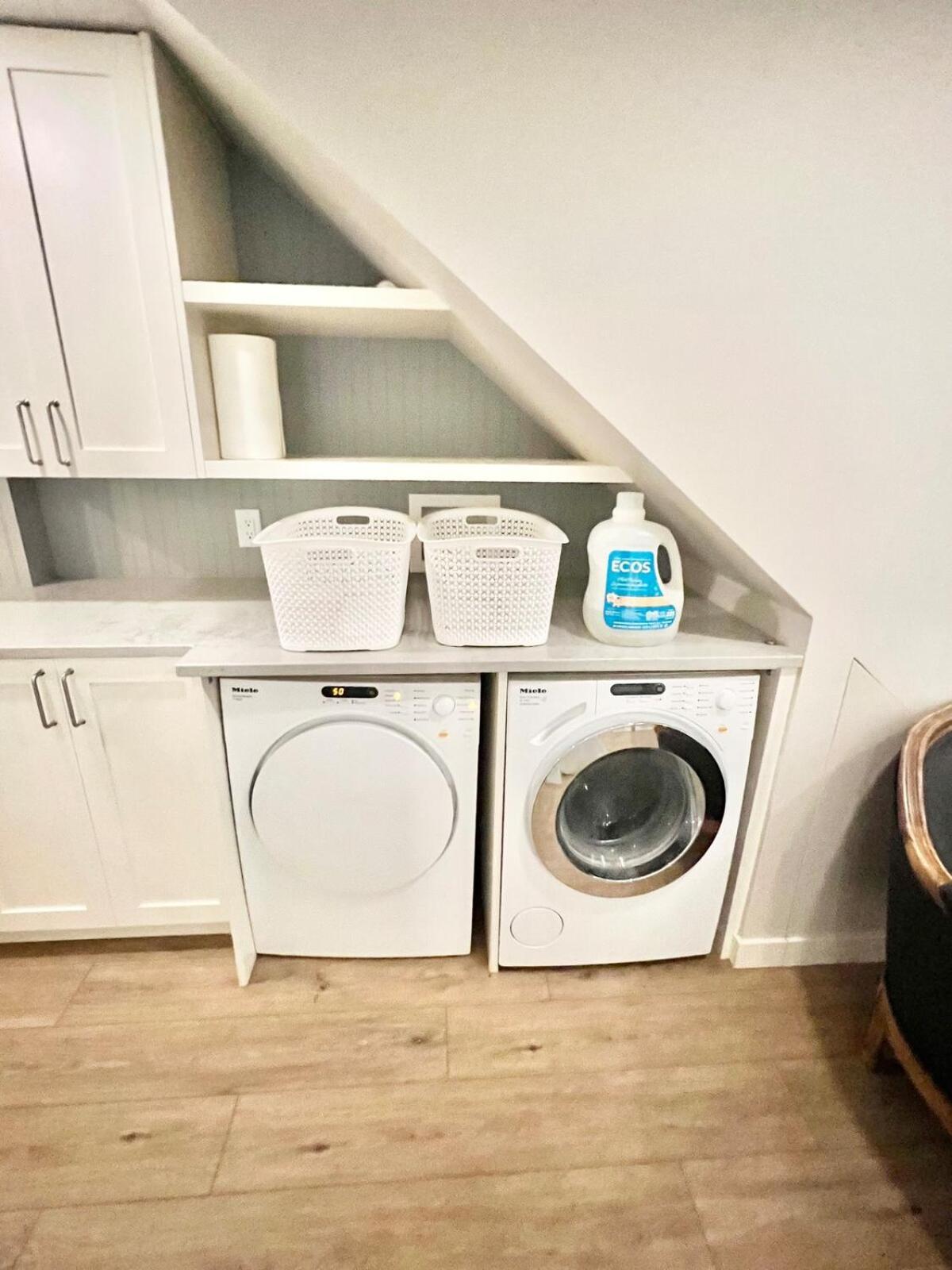 Villa 3 Level, Near Downtown!