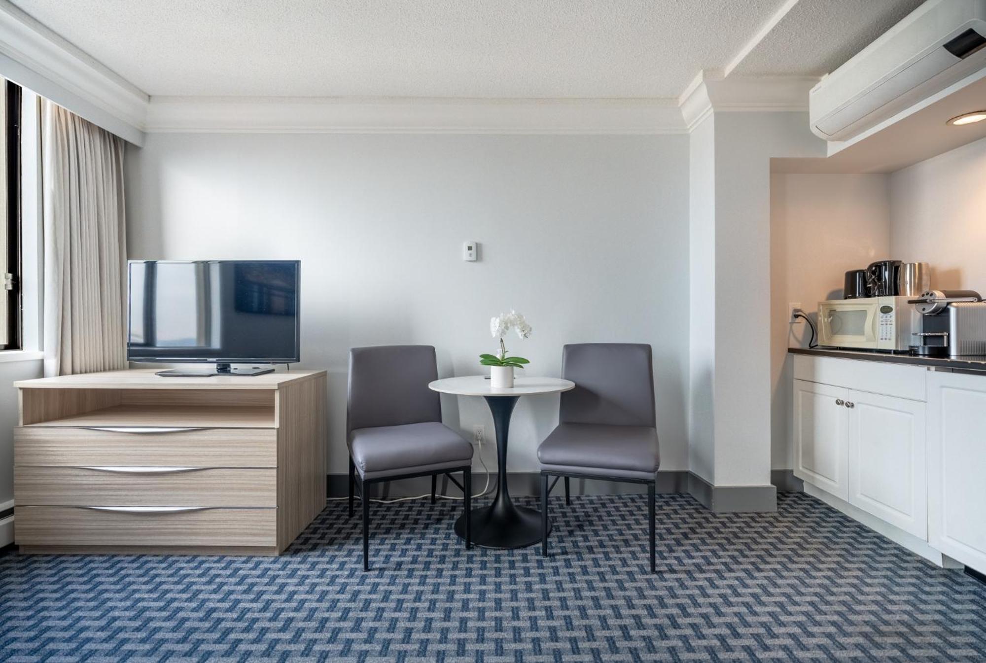 Century Plaza Hotel 3*