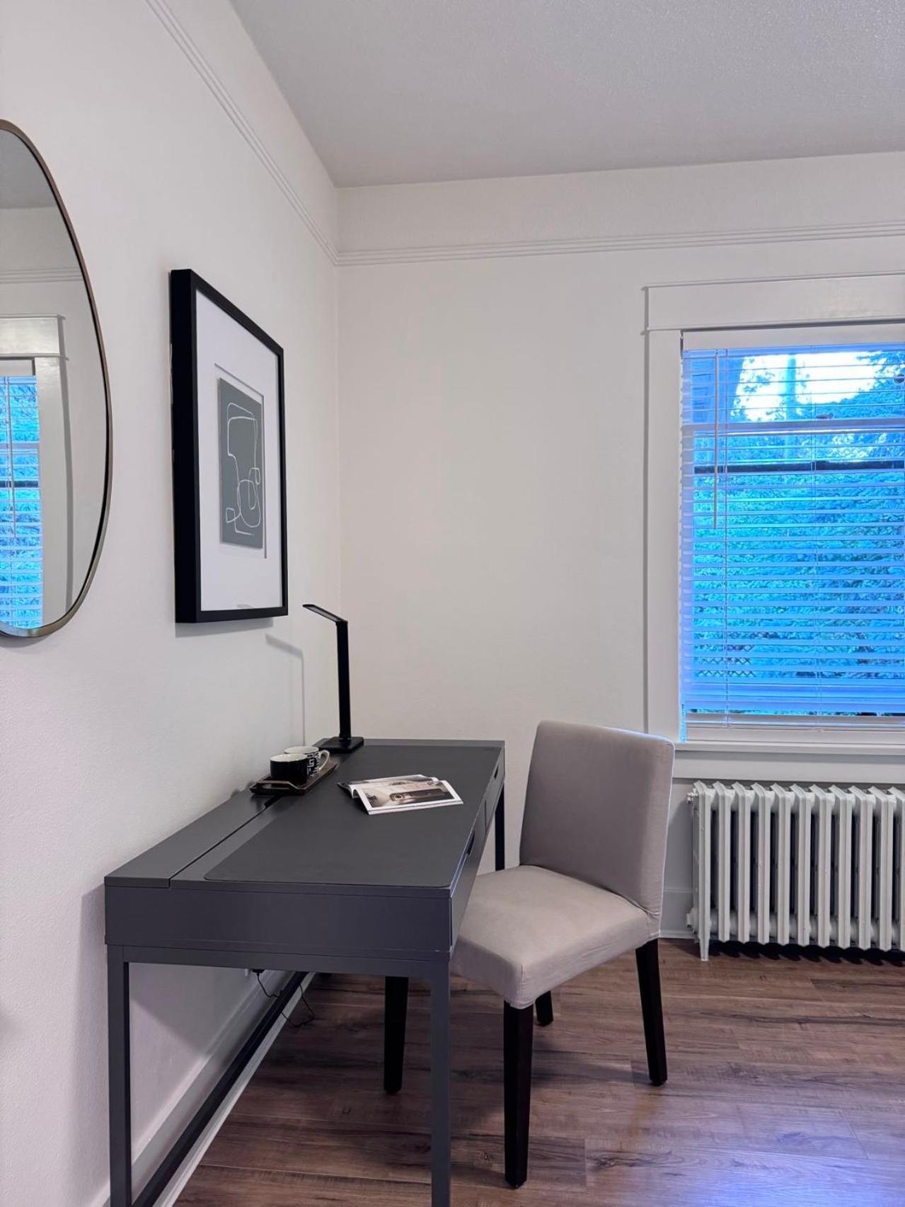 Gasthof Deluxe Master Queen Bedroom Private Bathroom In West
