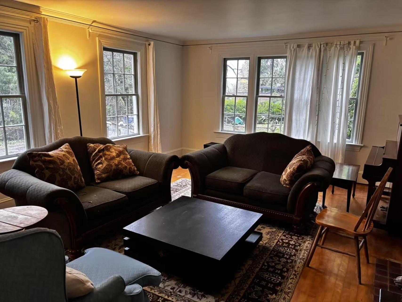 Near Ubc - Great Location