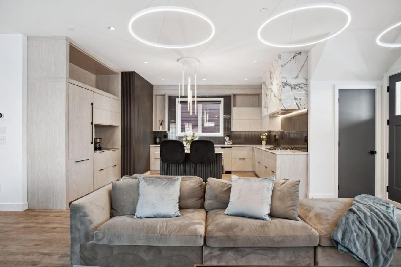 Luxury Downtown Near *