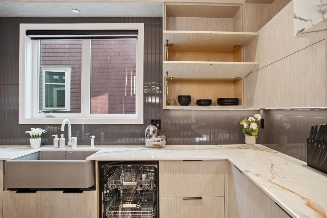 Luxury Downtown Near * Vancouver