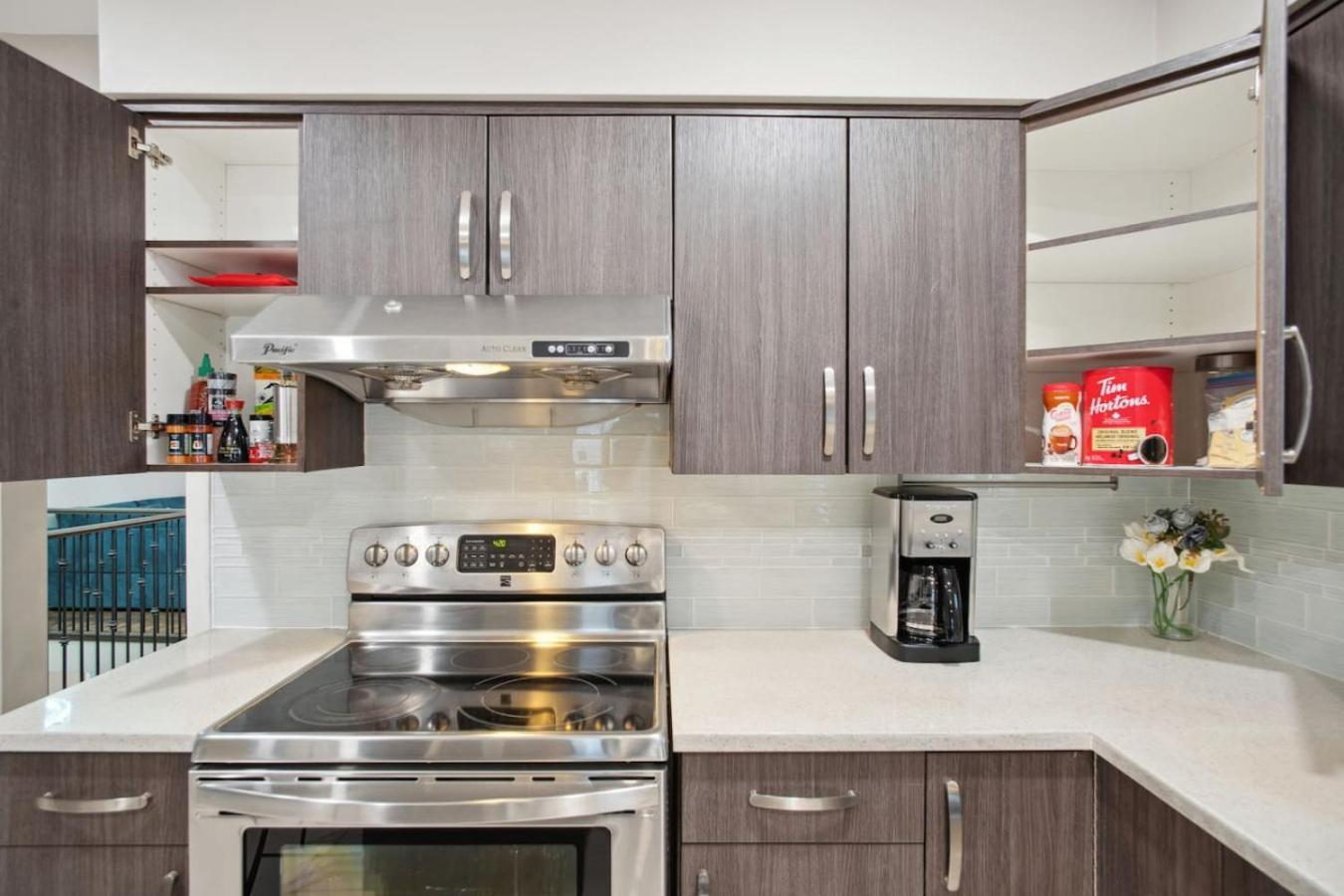 Large Multi-family Retreat With 2 Car Garage * Vancouver