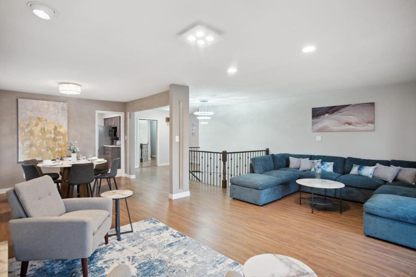 Large Multi-family Retreat With 2 Car Garage Vancouver