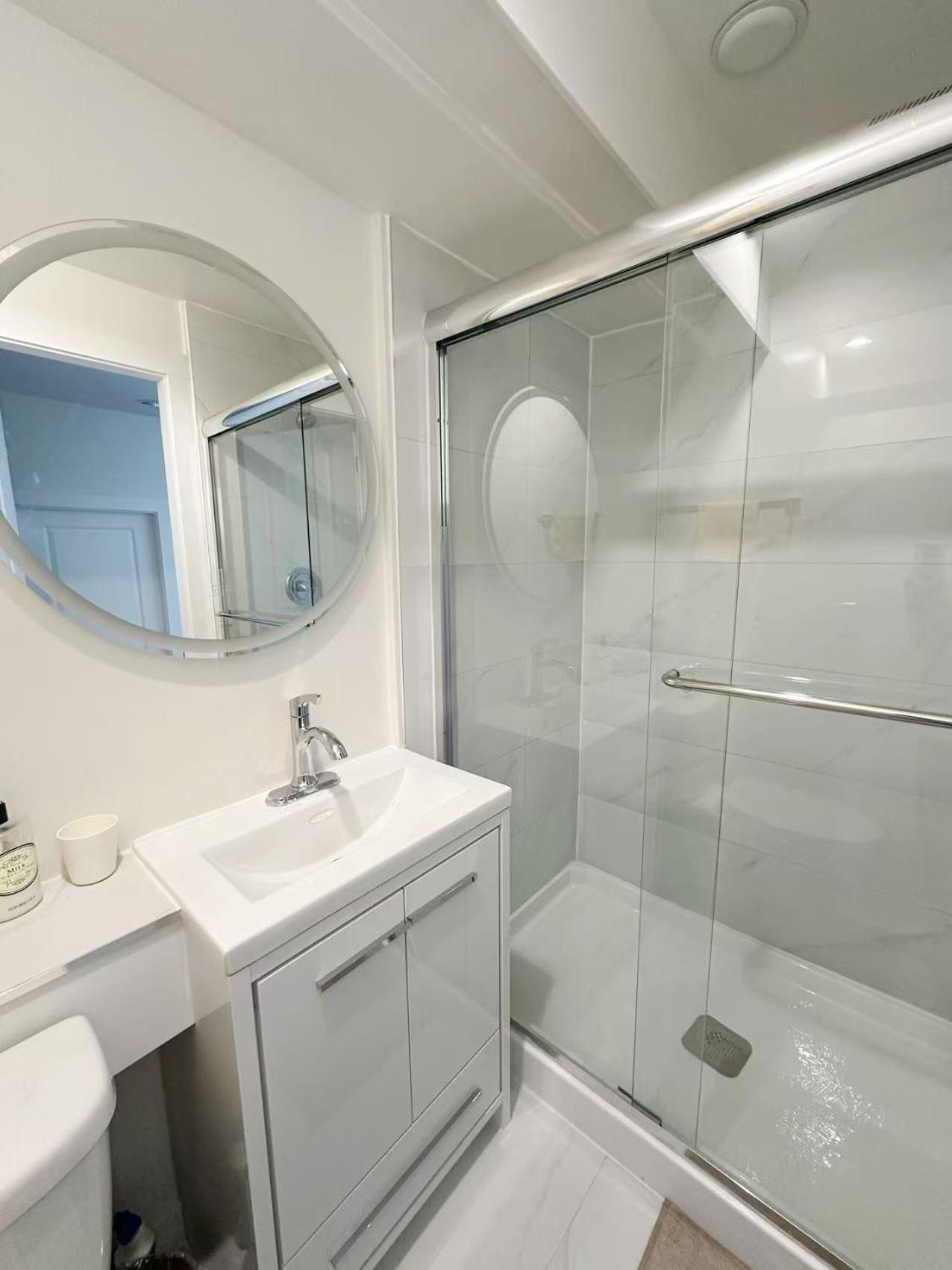 Beautiful Place With Kitchen, Washing Machine, Internet Near Ubc, And Dt Guest house *