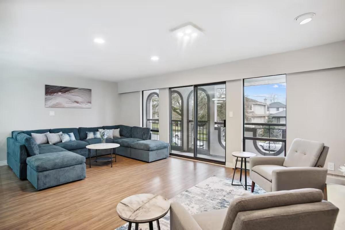 Large Multi-family Retreat With 2 Car Garage Vancouver