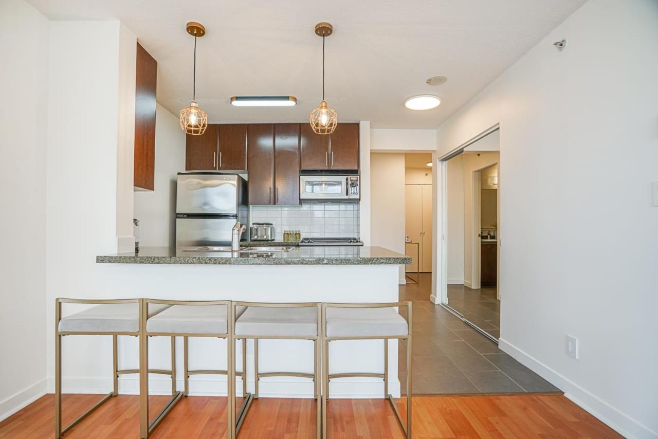 Apartment Executive Unit With Spectacular Views Vancouver