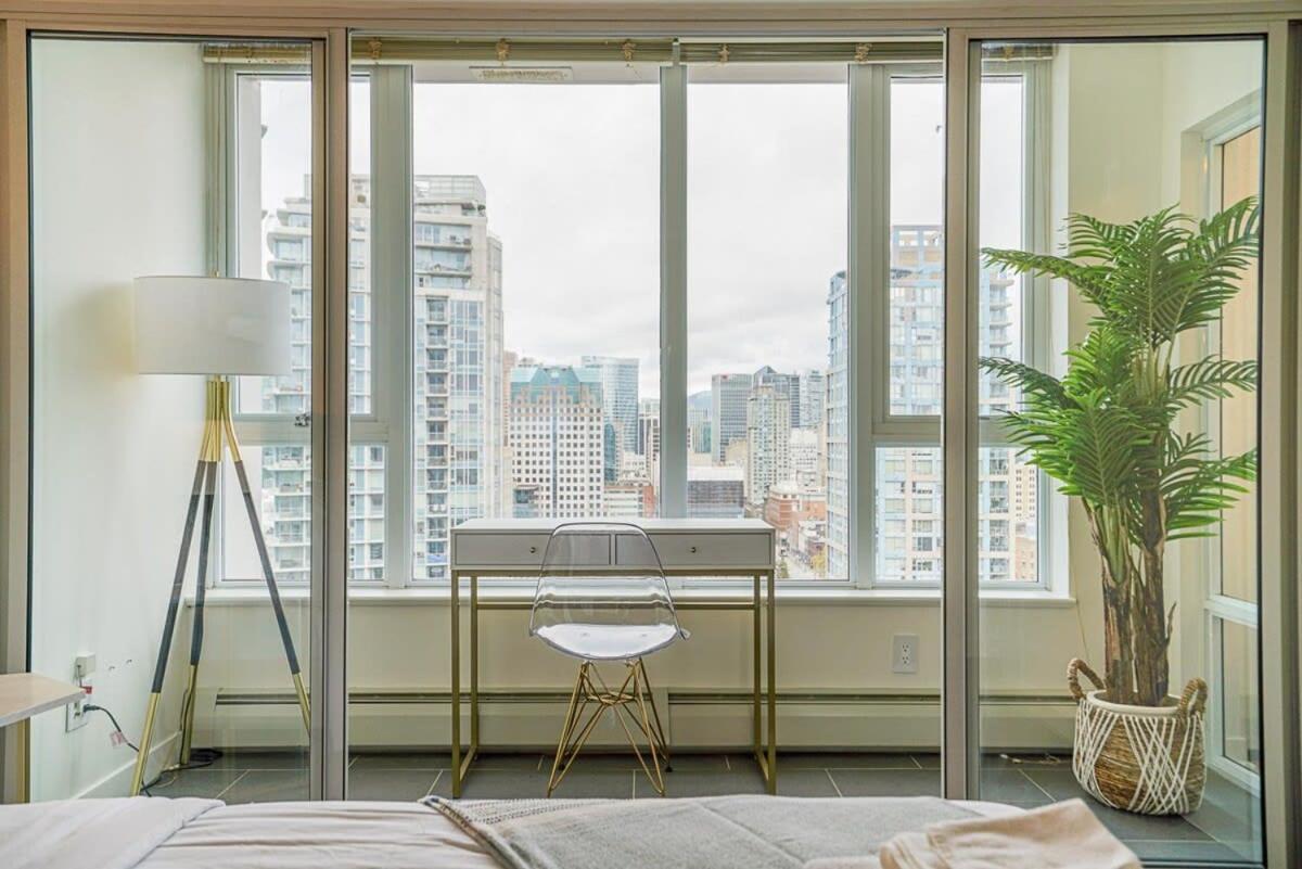 Executive Unit With Spectacular Views *