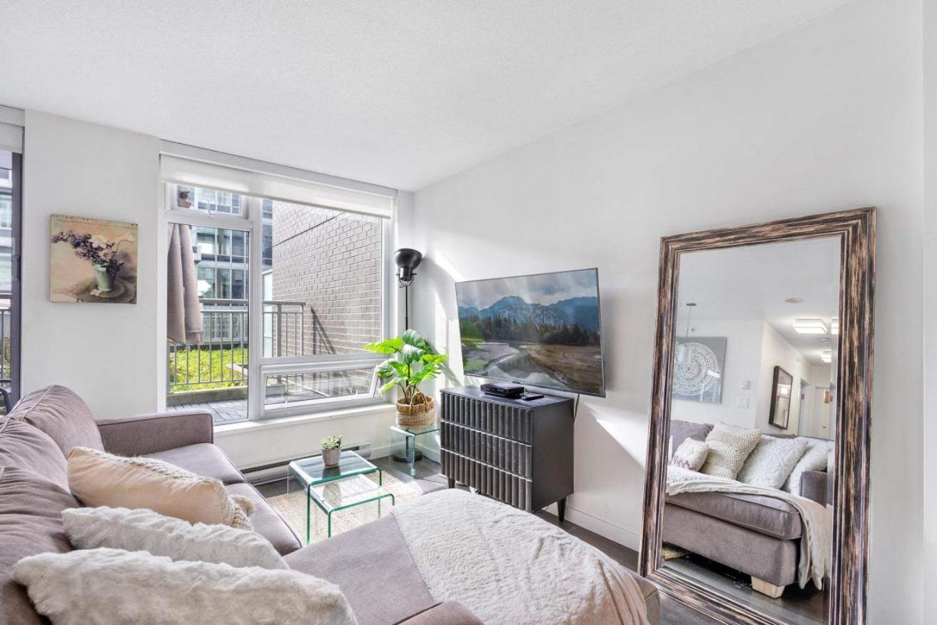 Modern, Apartment *
