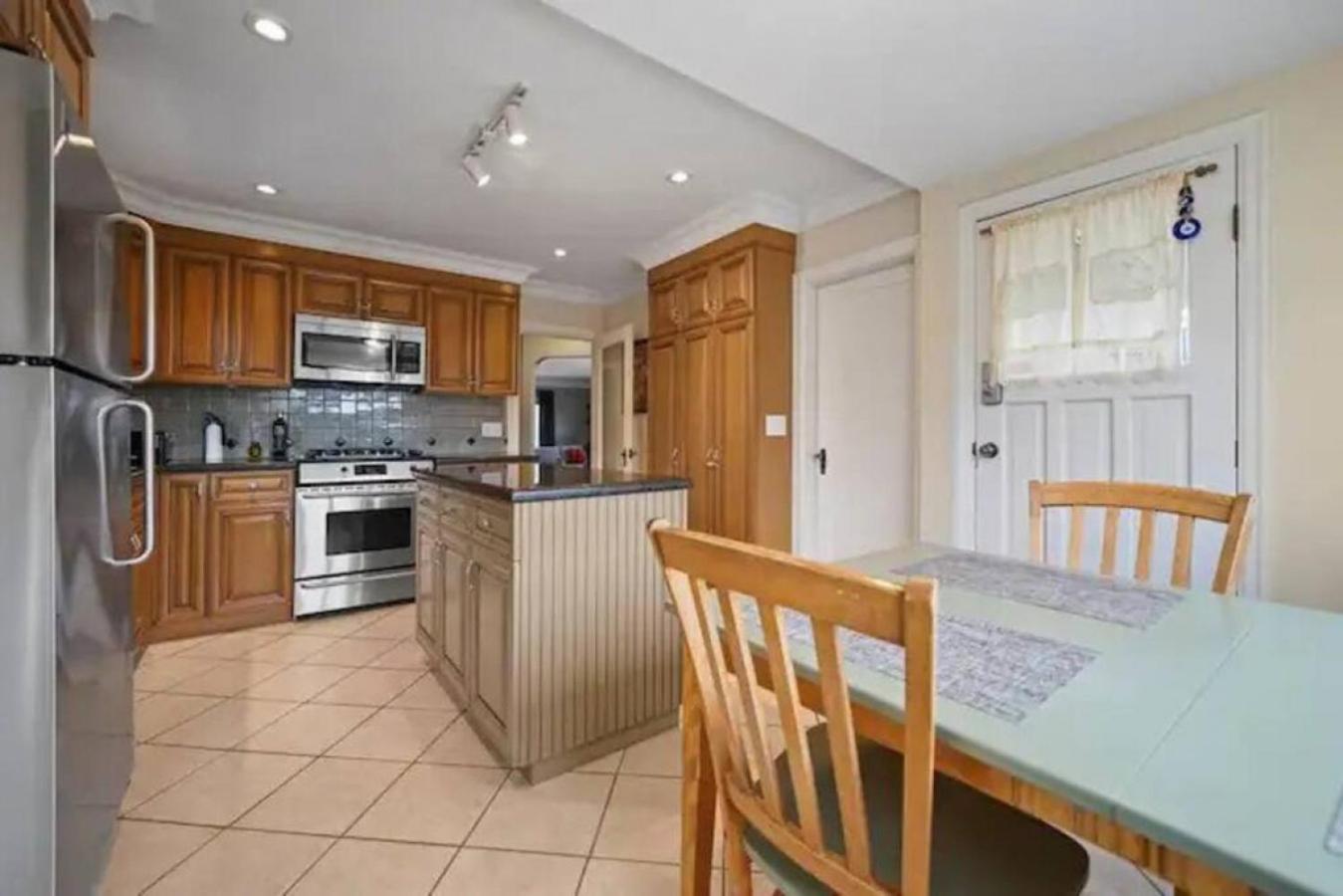 Lovely 2 Bedroom Kits - Walk To The Holiday home Vancouver