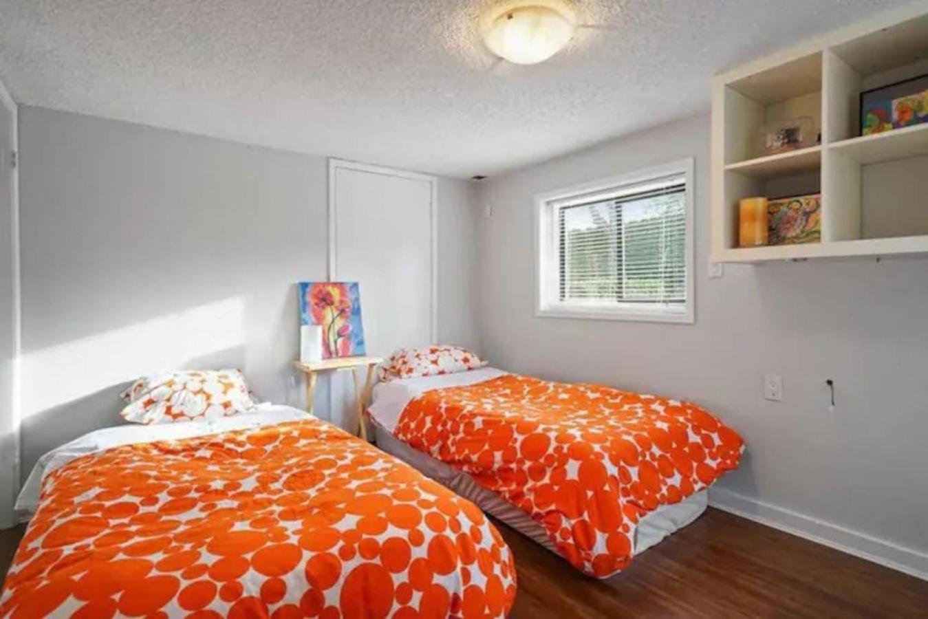 Lovely 2 Bedroom Kits - Walk To The *