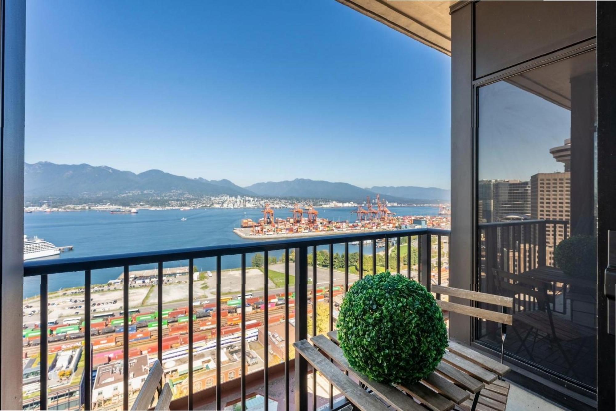 Luxury 2br With Floor-to-ceiling Windows And Mountains Apartment *