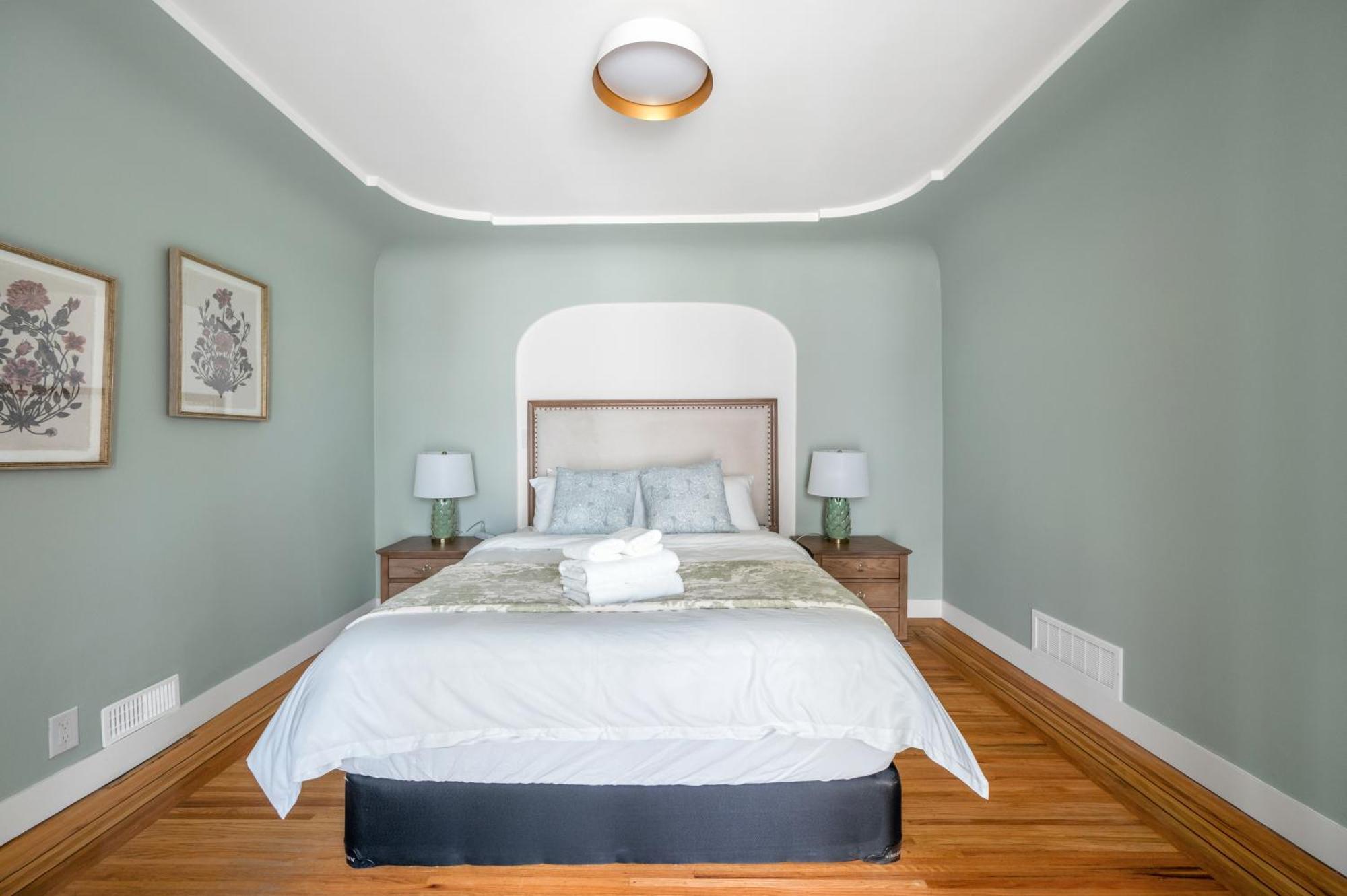 Guest house Serene Kerrisdale Retreat, Private With Shared Amenities